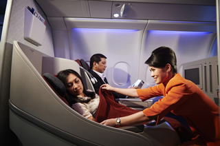 180度のリクライニングシートでノンストレスな移動を実現／ガルーダ・インドネシア航空