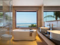 バスルームからも海を眺めるリゾート設計