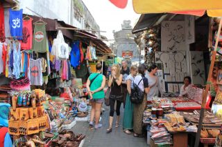 地元の人たちや観光客で賑わうウブド市場