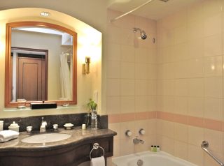 バスタブ付きのバスルーム