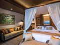 バリの絵画が飾られた伝統様式のベッドルーム