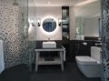 統一デザインのバスルームは広々のシャワーブース付
