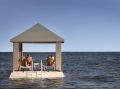 ユニークな海上パビリオンでのんびりと