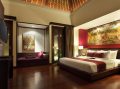 バリ絵画が飾られたエキゾチックなベッドルーム