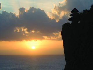 ウルワツ寺院の夕日(イメージ)