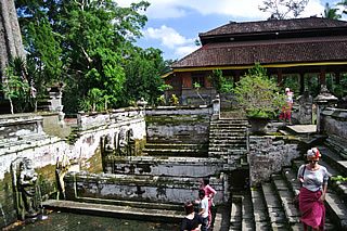 ティルタ・エンプル