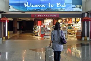 税関を抜けそのまま左へ進む