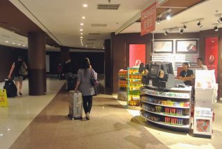 そのまま通路を抜ける