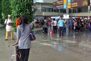 青いシャツのガイドを探す