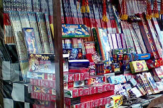 お店に並ぶ花火