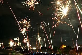 ビーチの花火（イメージ）