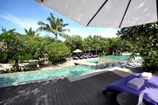 H2Oプールサイド