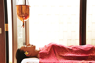 シロダーラ（イメージ）／クイーン ローズ スパ