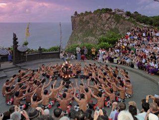 ウルワツ寺院のケチャックダンス