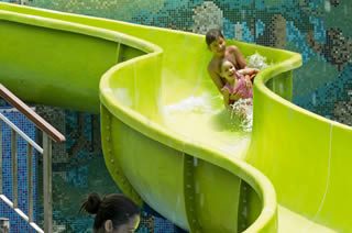 ウォータースライダー付きプール