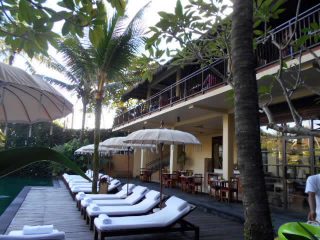 コマネカ アット ラササヤン