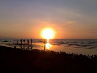サヌールビーチ(朝日)