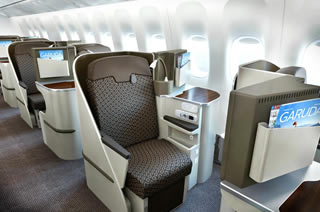 ビジネスクラス：180度のリクライニングシートは旅の疲れを半減/ガルーダ・インドネシア航空