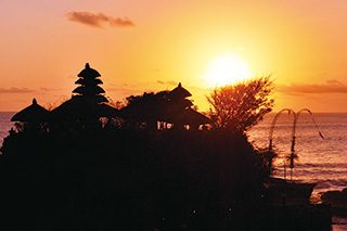 夕日のタナロット寺院（イメージ）