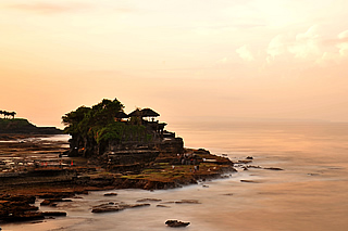 夕日のタナロット寺院(イメージ)