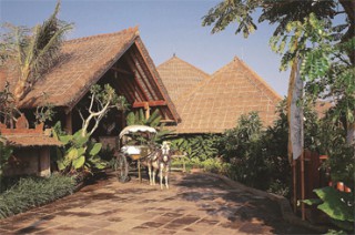 ビンテージ馬車でビーチへのお散歩／ホテル トゥグ バリ