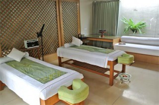 カップル用が2室あるスパのトリートメントルーム／ザ ヘイブン バリ スミニャック