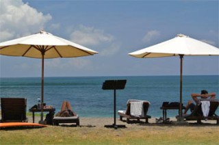 ホテル前のビーチクラブ／ホテル トゥグ バリ