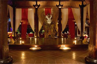 巨大ガルーダ像が置かれた神秘的なロビー／ホテル トゥグ バリ