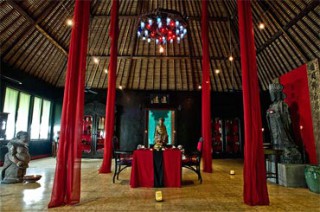 プラナカン・アンティークが飾られたカップル用レストラン／ホテル トゥグ バリ